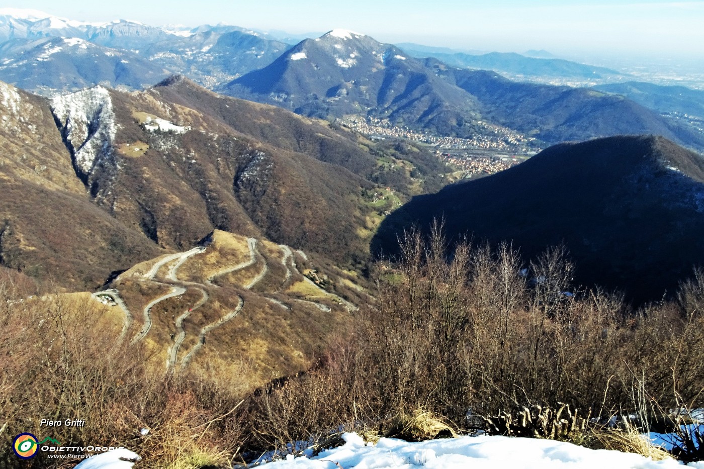 63 Vista sulla valle che scende da Selvino a Nembro.JPG